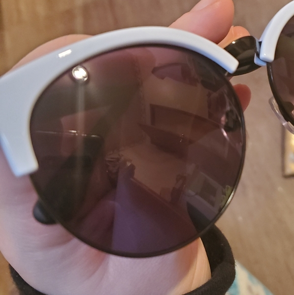 Quay x Shay Vida Sunglasses - Picture 5 of 7